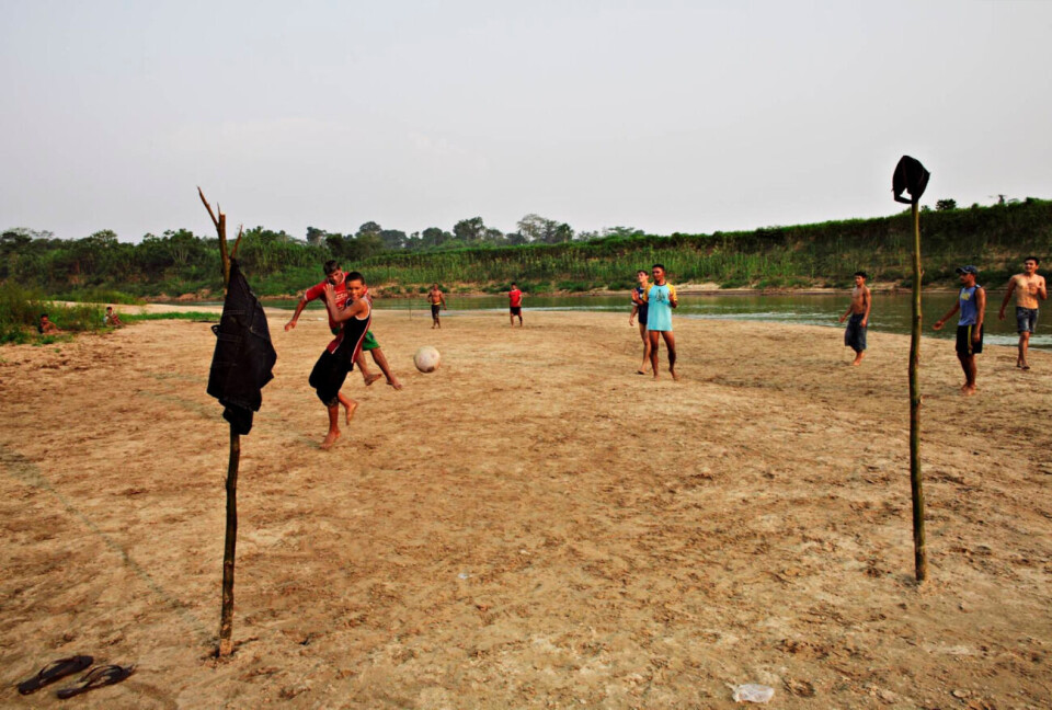Det er de som lever av og i regnskogen som best vet hvordan skogen kan reddes. Her spiller ashaninka-indianere fotball ved landsbyen Tamaturgo i delstaten Acre i Brasil. Foto: Espen Røst