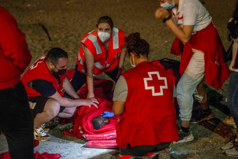 Røde Kors er bistandsorganisasjonen som er mest kjent i Norge. Her hjelper medarbeidere migranter som forsøkte å svømme til den spanske enklaven Ceuta i Nord-Afrika. Foto: EPA/Brais Lorenzo /NTB