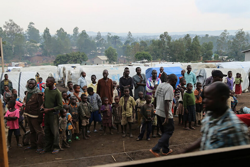 Nødhjelpen var ment å gå til de aller fattigste i det krigsherjede landet. I stedet har lokale forretningfolk, ansatte i hjelpeorganisasjoner og lokale ledere i DR Kongo lurt til seg pengene deres gjennom korrupsjon og svindel. Bildet viser internt fordrevne i en leir utenfor byen Bunia i nordøstre Kongo i 2019. Foto: Samir Tounsi/AFP/NTB scanpix.