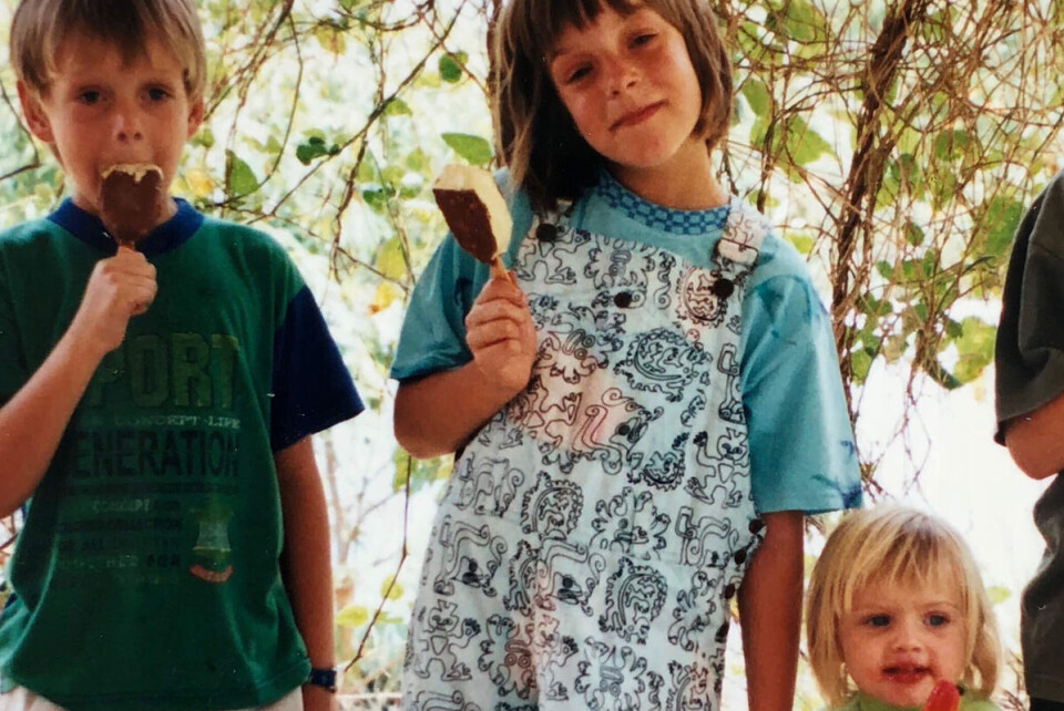 Anna Tresse og hennes to søsken da de bodde i Lusaka på slutten av 90-tallet. Under oppveksten bodde de til sammen ni år i Zambia og Nepal, og syns det var vanskelig å kalle Norge for 'hjem'. En følelse av å ikke høre hjemme noe sted er vanlig blant 'Third Culture Kids'.