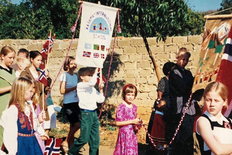 Norsk 17. mai-feiring i Lusaka på 1990-tallet. Anna Tresse (i rosa kjole) tilbragte store deler av oppveksten som diplomatbarn i Zambia og Nepal. Hun er et typisk 'tredje-kultur-barn'.