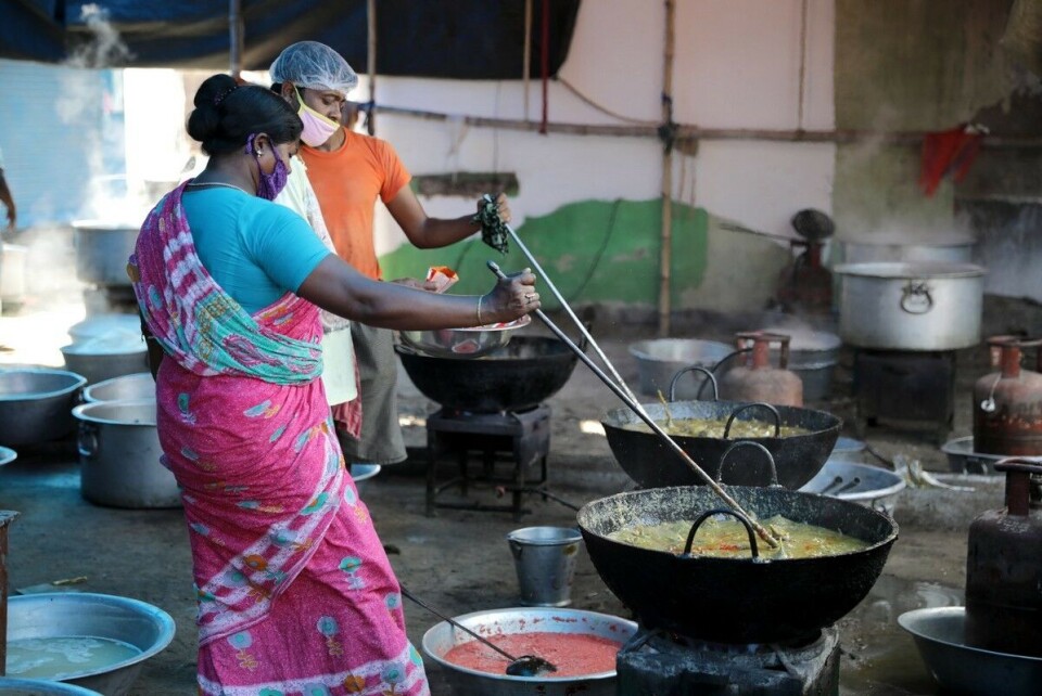 Den økonomiske nedgangen i kjølvannet av koronaviruset kan gi en kraftig økning i antallet ekstremt fattige i lav- og mellominntektsland. Bildet viser frivillige i Kolkata i India som lager mat til utdeling til fattige under nedstengningen. Foto: Piyal Adhikary / EPA / NTB scanpix