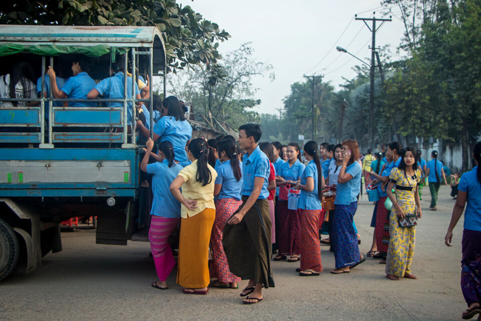 Arbeidere på vei til jobb i en forstad til Yangon. Hlaing Tharyar huser både en stor del av Myanmars tekstilfabrikker og deres ansatte. Foto: Thuya Zaw / Danwatch