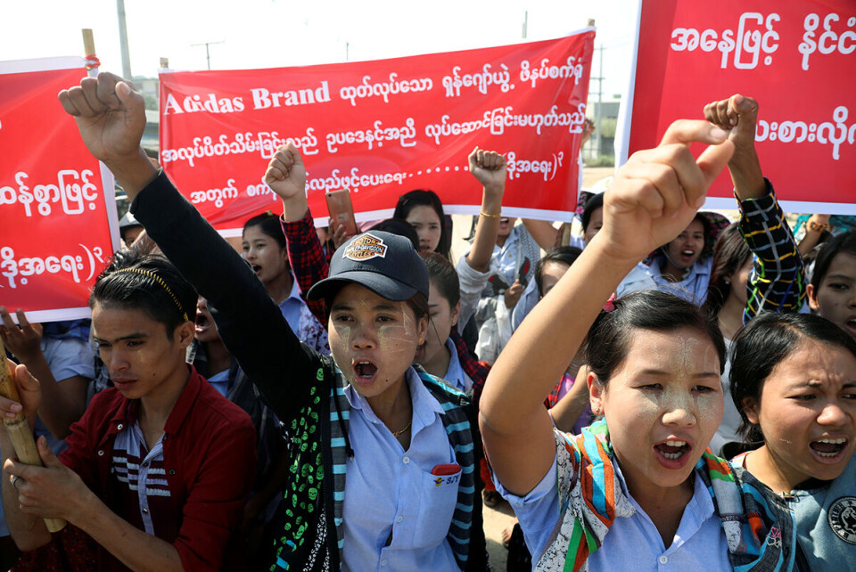 Arbeidere demonstrerer utenfor Shyang Jhuo Yue Co., Ltd - et taiwansk-eid sportssko-selskap som forsyner Adidas - etter at fabrikken plutselig ble stengt i slutten av januar i år. Da fabrikken i Yangon ble lagt ned, stod nesten 700 burmesiske arbeidere uten inntekt. På banneret til venstre står det: «Shyang Jhuo Yue factory som produserer for Adidas må ta ansvar for arbeidernes rettigheter». Foto: Ann Wang / Reuters / NTB scanpix