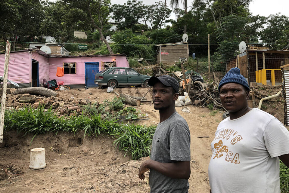 Nhlanhla Mtshali og Vusi Mazula måtte kjempe både mot politiet og i domstolen for å sikre seg retten til å etablere et lite lokalsamfunn av bølgeblikkskur på et ledig tomt i utkanten av Durban. Foto: Jan Speed