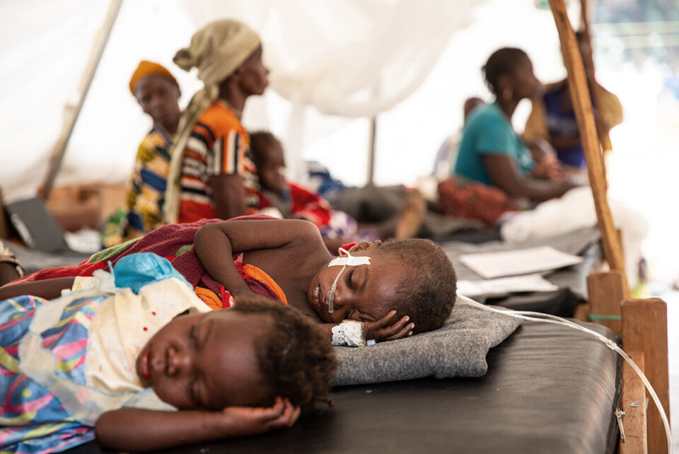Får behandling: Marceline Mini (2) og Christ Giovanni (1) blir behandlet for meslinger med komplikasjoner, i MSFs isolasjonstelt på klinikken i Baboua, Den sentralafrikanske republikk. Foto: James Oatway
