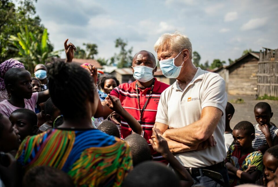 Jan Egeland besøker barn som har flyktet fra sine hjem etter vulkanutbruddet i Goma til Sake som ligger lenger vest. Foto: Tom Peyre-Costa/NRC