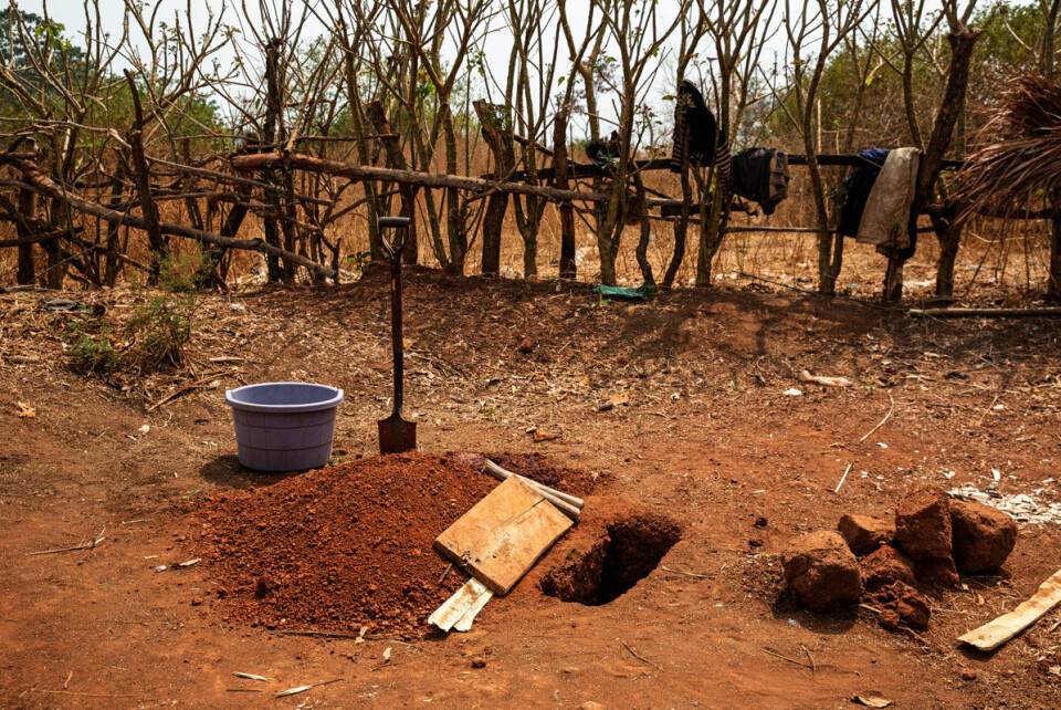 Ni måneder gamle Gnassongou Bernard døde i midten av mars i år. Den mistenkte dødsårsaken var luftveiskomplikasjoner fra malaria, men den lille gutten hadde nylig hatt meslinger, som hadde svekket kroppen hans. Leger uten grenser frykter at enda flere skal dø av sykdommer det finnes behandling for når helsemyndigheter nå innretter store deler av innsatsen mot å bekjempe koronaviruset. Foto: James Oatway