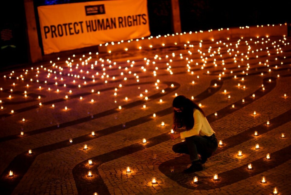 En typisk lysmarkering fra Amnesty International. Her under et toppmøtet mellom EU og India i mai i år. Foto: AP / NTB