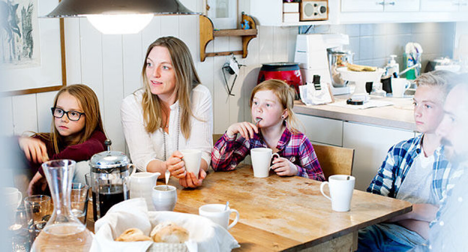 Alle de tre barna i familien Bjelkerud i Oslo har «sitt» fadderbarn» som er omtrent på samme alder som dem selv. Fra v. Ragnhild (9), mor Agnes, Margrethe (7), Jørgen (13) og far Anders. Foto: Espen Røst
