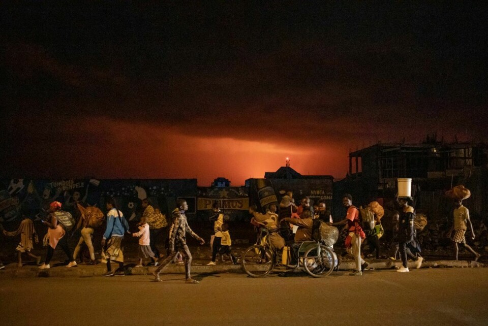 Totalt er mer enn fem millioner mennesker internt fordrevet i Kongo, og ytterligere en million mennesker har flyktet fra landet. Her flykter folk fra vulkanutbruddet nord for Goma sist helg. Foto: New York Times/ NTB