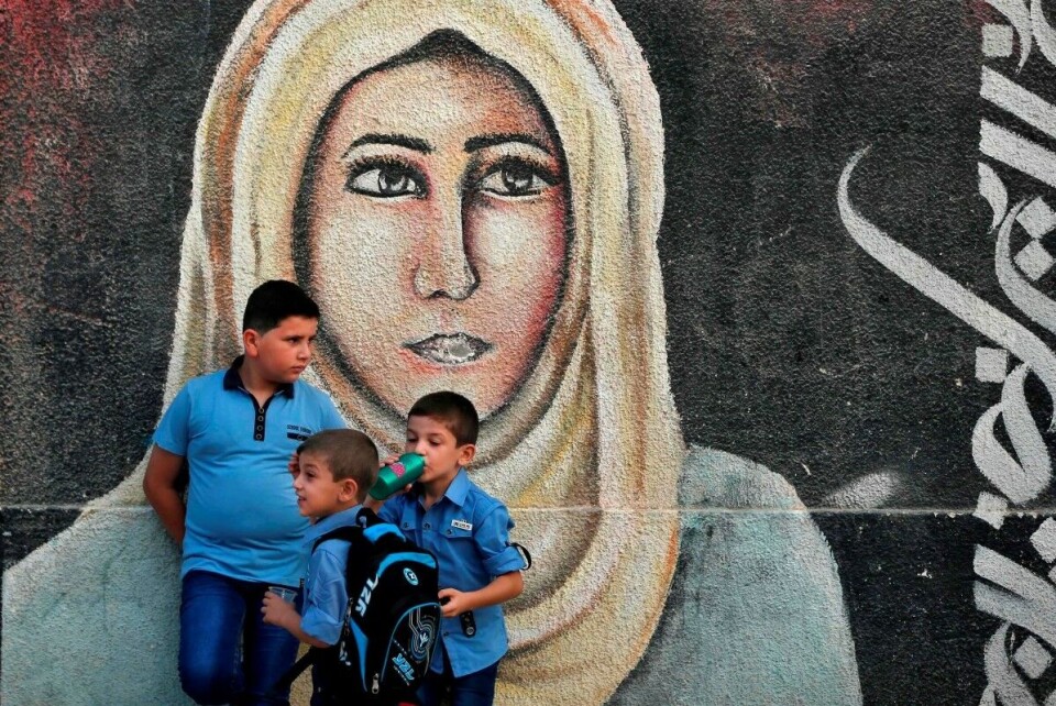Verdens bistand lå på omtrent samme nivå i 2018 som de foregående årene. Bildet viser skolebarn foran et veggmaleri på en skole drevet av UNRWA i Gaza. Bildet er tatt i fjor høst. Foto: Mahmud Hams / AFP / NTB scanpix