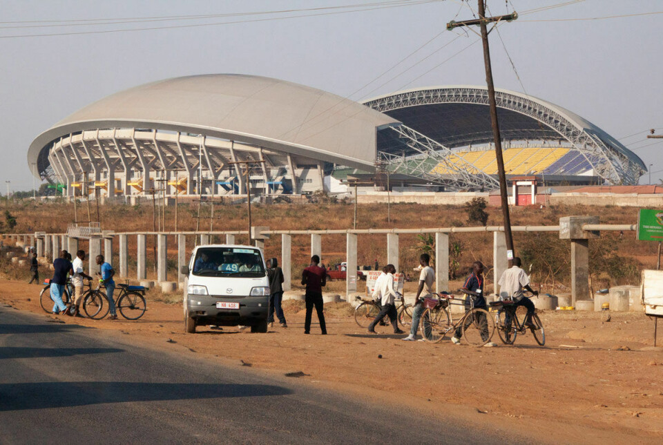 Bingu stadion, finansiert og bygget av kinesiske selskaper, troner som et slott over de fattigslige nabolagene i utkanten av hovedstaden Lilongwe. Store infrastrukturprosjekter vil ofte være delvis finansiert av låneopptak.