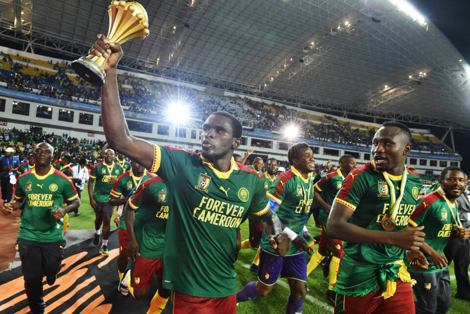 Kameruns forsvarsspiller Michael Ngadeu-Ngadjui løfter trofeet etter at laget slo Egypt 2-1 i finalen i Afrikamesterskapet i 2017. Det kinesisk-gabonesiske vennskapsstadion i Libreville, der finalen ble spilt, er en av mange fotballarenaer i Afrika som er finansiert og bygget av Kina. Foto: Issouf Sanogo / AFP / NTB scanpix