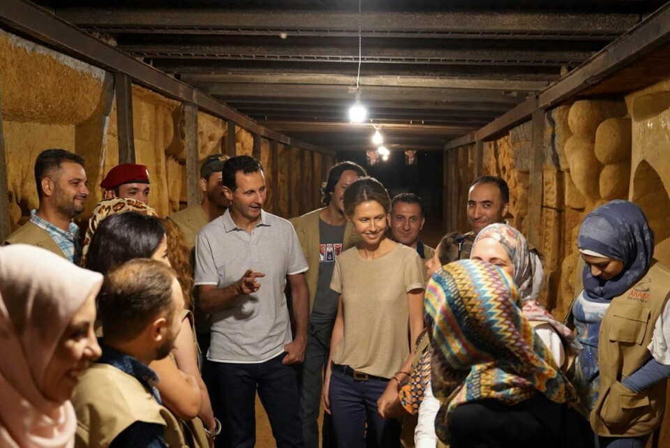 Syrias president Bashar al-Assad med sin kone Asma besøker en av tunnelene som ble laget av opprørere i Jobar utenfor Damaskus. Presidentparet forsøker nå å konsolidere makten over landet ved blant annet å slå ned på styrtrike slektninger som tidligere har sikret Assad-regimets makt. Bildet ble tatt i august 2019. Arkivfoto: Syrian Presidency Facebook Page via AP / NTB scanpix Syrias president Bashar al-Assad med sin kone Asma besøker en av tunnelene som ble laget av opprørere i Jobar utenfor Damaskus. Presidentparet forsøker nå å konsolidere makten over landet ved blant annet å slå ned på styrtrike slektninger som tidligere har sikret Assad-regimets makt. Bildet ble tatt i august 2019. Arkivfoto: Syrian Presidency Facebook Page via AP / NTB scanpix