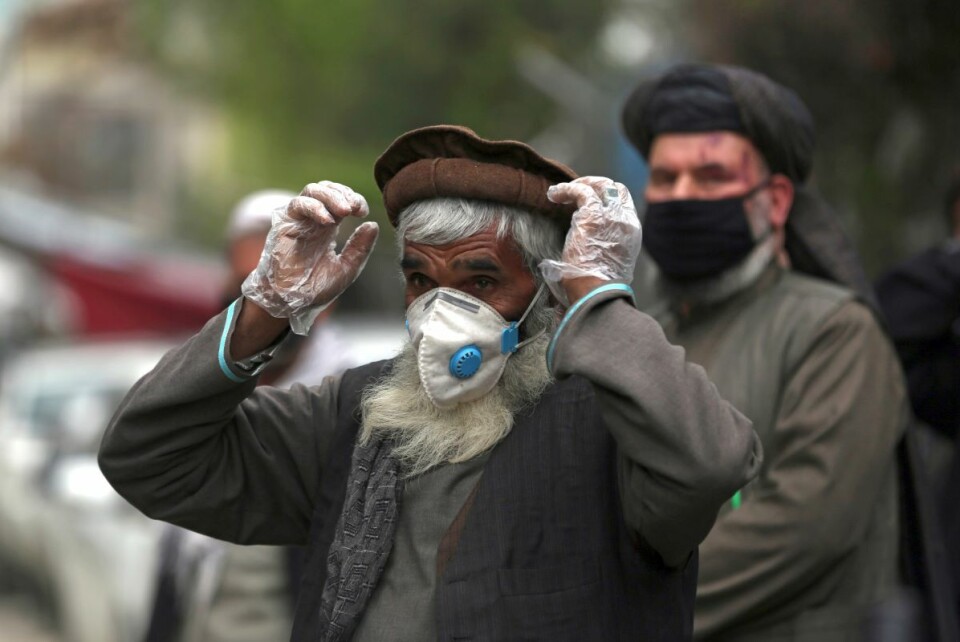 Afghanere med ansiktsmasker i hovedstaden Kabul i april. Foto: Rahmat Gul / AP / NTB scanpix