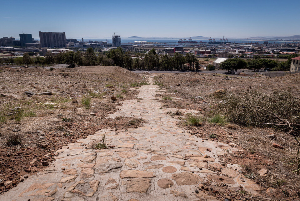 Det gamle District 6 ligger på fjellskråningen med utsikt over havnen i Cape Town, kort vei fra sentrum av byen.