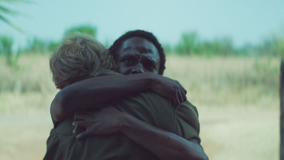 Charlie Karumi og Anton Nikolaj Hjejle i rollene som vennene Marcus og Christian. Den ene drømmer om et liv i Europa. Den andre ønsker å bli så afrikansk som mulig. Foto: Danmarks Radio
