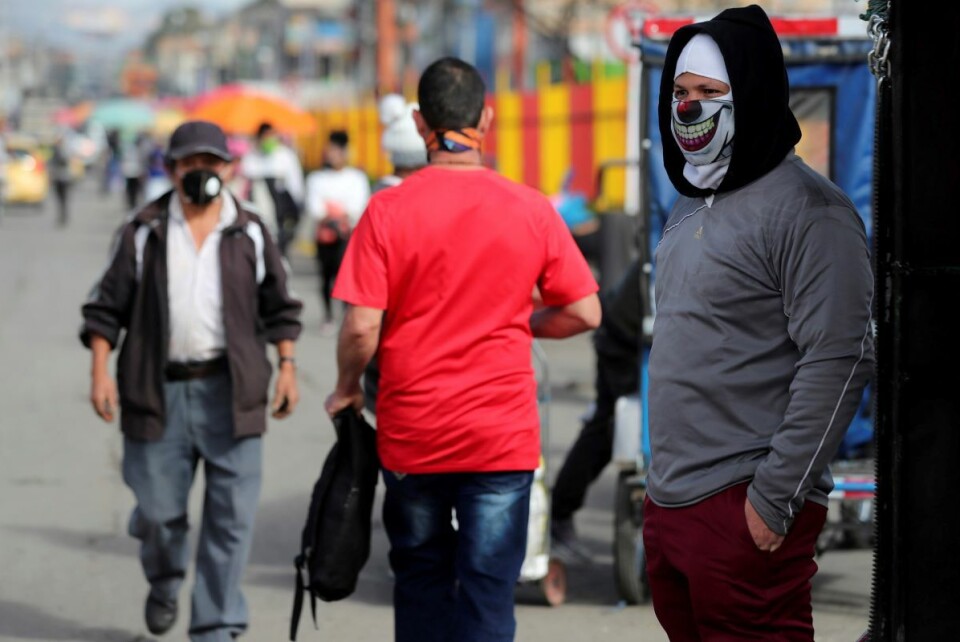 Folk med maske i nærheten av Corabastos-markedet i Colombias hovedstad Bogota. Foto: Fernando Vergara / AP / NTB scanpix