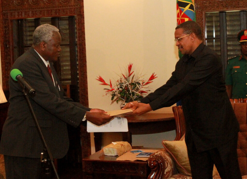Riksrevisor Ludovic Utouh presenterer den ferske rapporten til president Jakaya Kikwete i Dar es Salaam. Foto Muhidin Michuzi