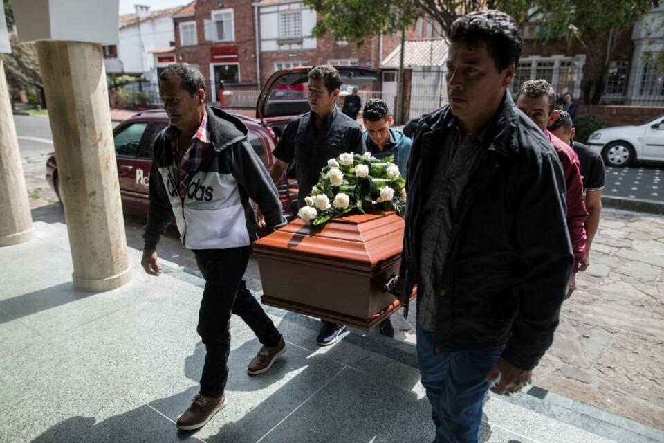 I Colombia har drapene på aktivistledere og tidligere FARC-soldater fortsatt også etter at korona-pandemien brøt ut. Her begraves den tidligere FARC-soldaten Astrid Conde. Hun ble drept i hovedstaden Bogota i mars i år. Foto: Ivan Valencia / AP Photo / NTB scanpix