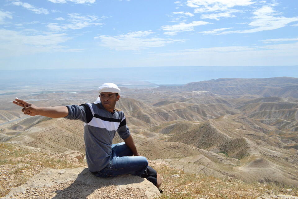 Utsikt mot Dødehavet: Det langstrakte fjellandskapet mellom Jerusalem og Jericho egner seg godt for dyrehold og beiting. Da familien til Jameel Hammadeen (30) kom til Sateh al-Bahr i 1948 var området folketomt. Foto: Fredrik Brogeland Laache
