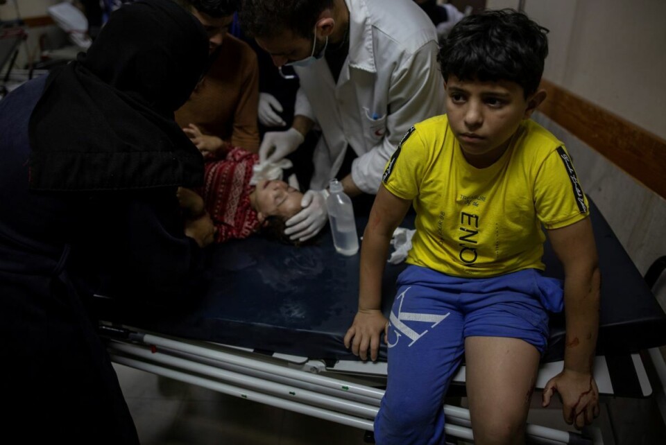 Et palestinsk barn behandles på Shifa-sykehuset i Gaza by, kort tid etter at israelske kampfly bombet gata utenfor. Foto: AP / NTB