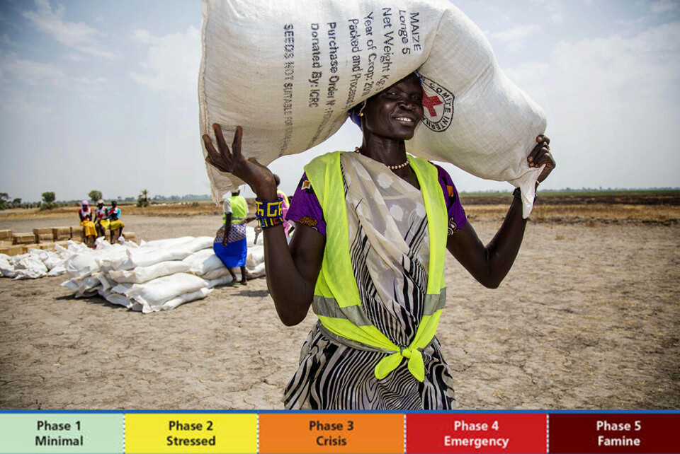 En frivillig bærer en sekk frø i Leer i Sør-Sudan i april 2017. Det ble erklært hungersnød i to provinser i verdens yngste nasjon i fjor, men ifølge Global Report on Food Crises vil «ingen signifikant forbedring i mattrygghet kunne forventes» hverken i Sør-Sudan eller de andre hardest rammede landene i 2018. Foto: Albert Gonzalez Farran / AFP / NTB scanpix