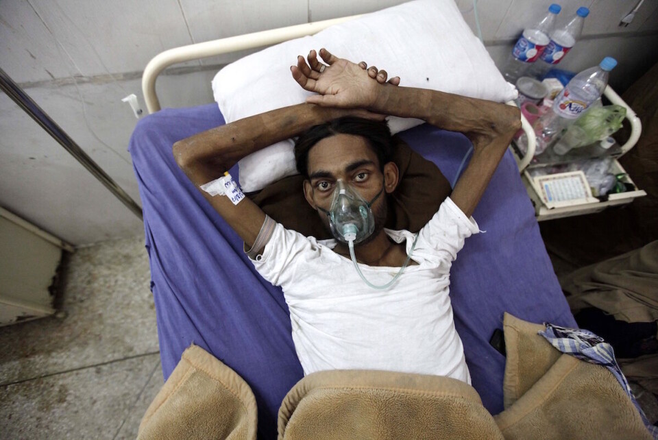 En tuberkulose-pasient får behandling på et sykehus i Peshawar, Pakistan.