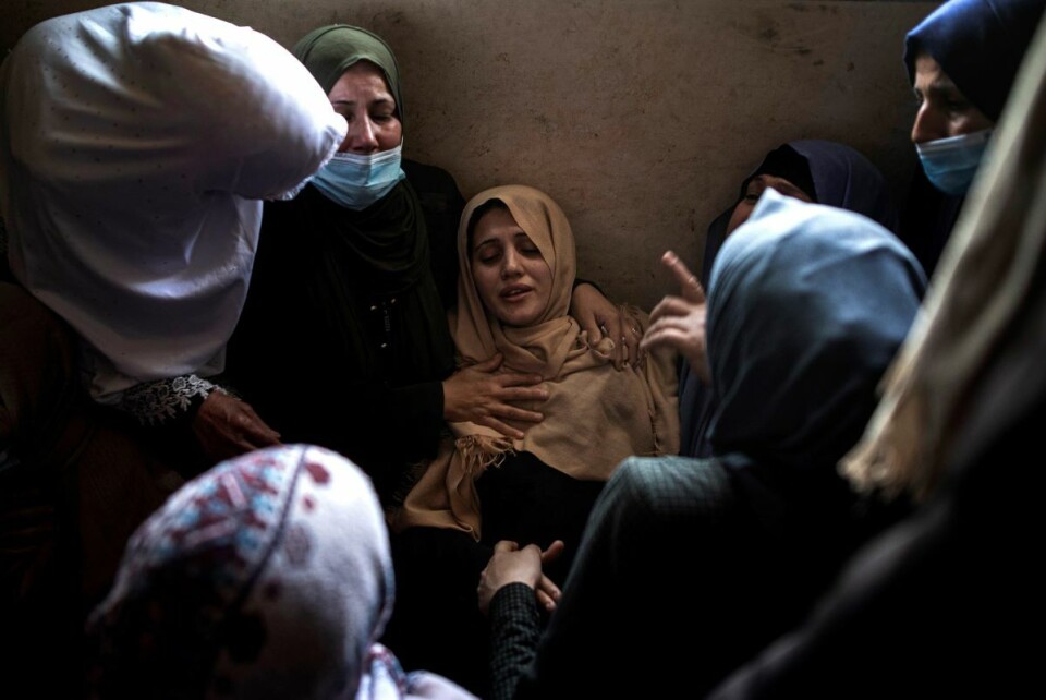Slektninger sørger over elleve år gamle Hussain Hamad, som ble drept i et israelsk angrep mot Beit Hanoun på Gazastripen. Foto: AP / NTB