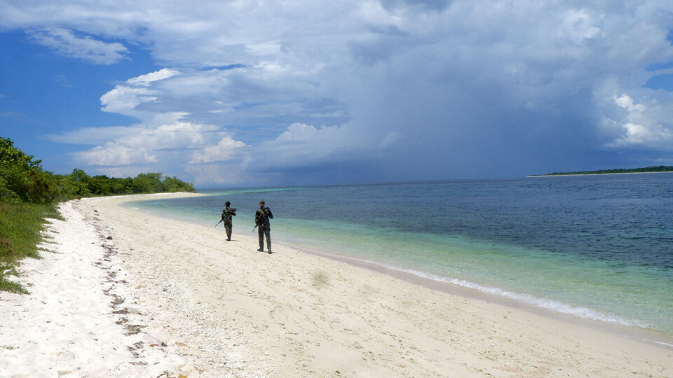 Soldater patruljerer langs en strand. Mange av jihadistene kommer sjøveien.