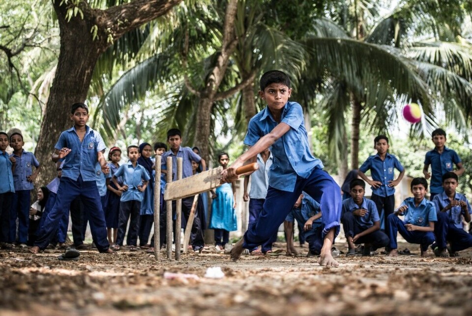 Ni år gamle Rakib Hosain Sabbir i full konsentrasjon under en kamp på skolens cricketlag. Han er elev på Labsha Government Primary School i Satkhira Sadar i Bangladesh og har kanskje lyst til å bli lege når han blir voksen. God og relevant utdanning til alle barn er et av FNs bærekraftsmål. Unicef advarer i ny rapport at verden må trappe opp innsatsen om målene skal nås innen 2030.