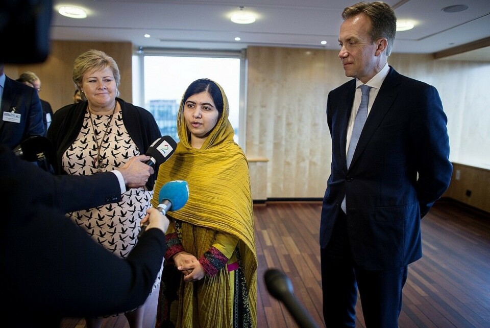Fredsprisvinner Malala Yousafzai mener at alle barn fortjener tolv års skole. Her er hun flankert av statsminister Erna Solberg og utenriksminister Børge Brende.