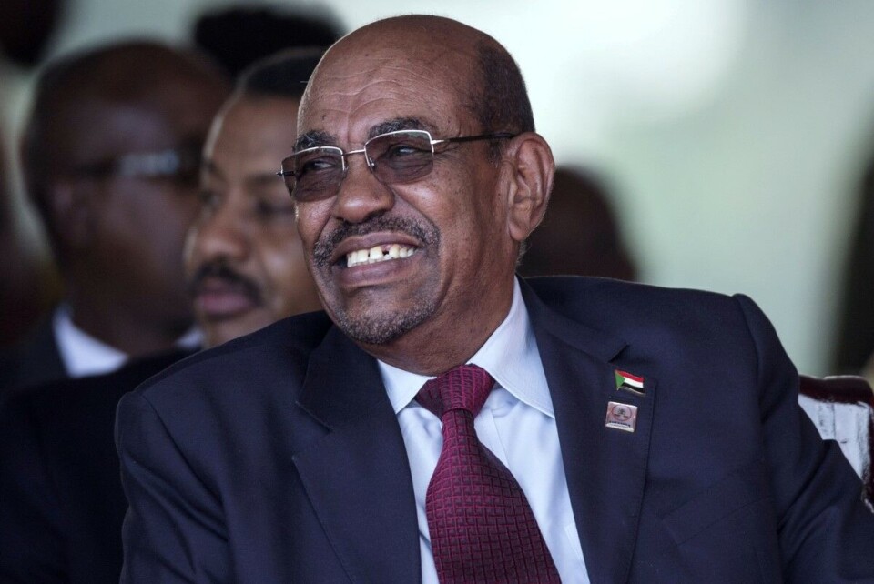 Som følge av krigsforbrytertiltalen er Sudans president Omar al-Bashir uønsket i en rekke land. Her er han på en sjelden utenlandsreise, under innsettelses-seremonien for Ugandas president Yoweri Museveni 12. mai i år.
Foto: NTB-scanpix/REUTERS/Edward Echwalu