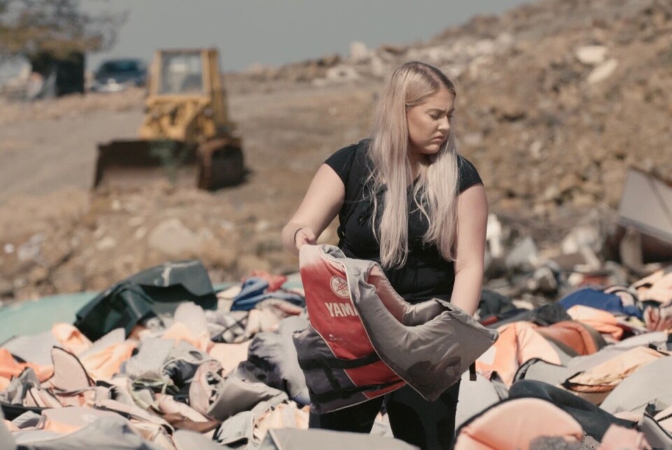 Victoria Skau reiste til den greske øya Lesvos for å møte krigsflyktninger. Her står hun i en dynge av gamle redningsvester.