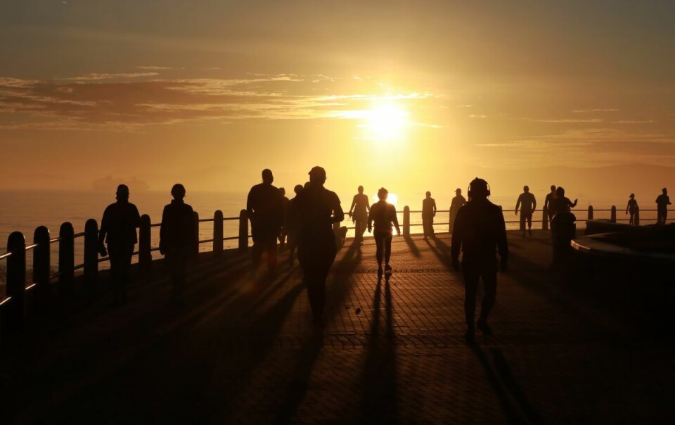 Endelig lov å komme seg ut! Allerede ved soloppgang var folk ute for å strekke på beina og trene langs strandpromenaden i Cape Town. Det skjedde etter 53 dager med myndighetspålagt 'husarrest'. Foto: Nardus Engelbrecht / AP Photo / NTB scanpix