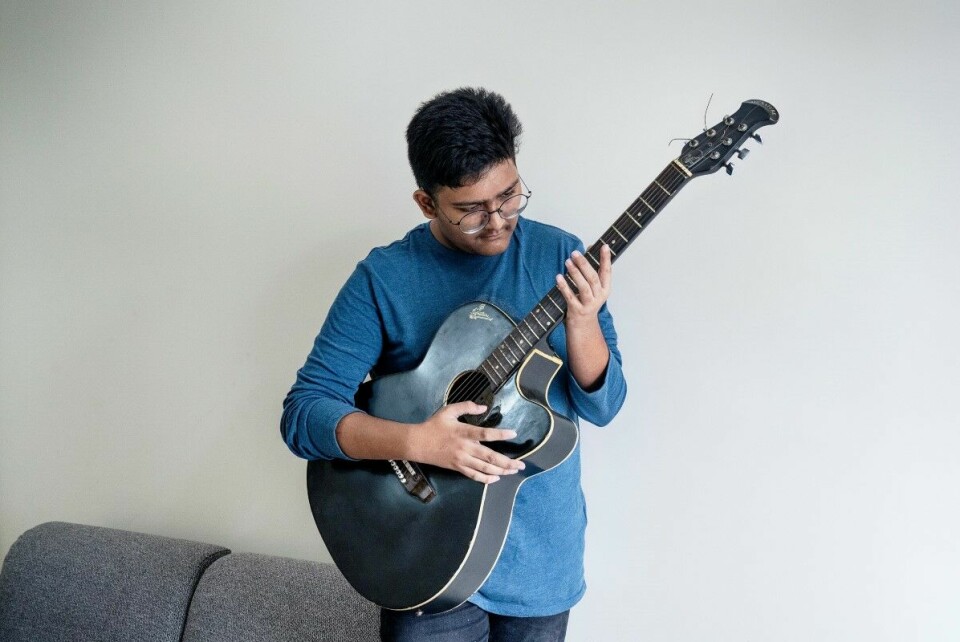 Irfan Al Sayed (15) har begynt å spille musikk etter at pandemien startet. Håpet hans er å ha en band sammen med vennene sine en dag.
