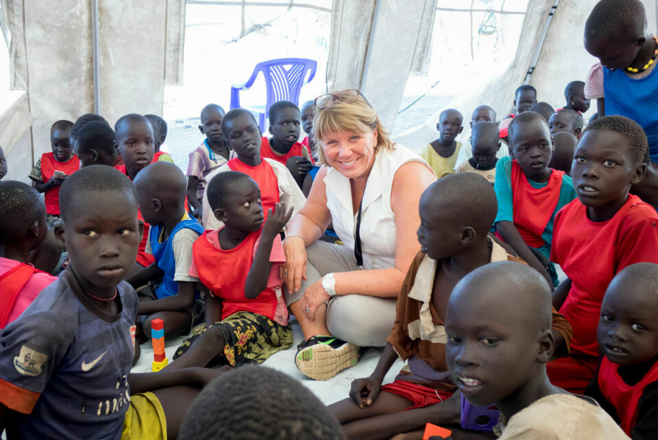 Redd Barna var en inntektsvinner i fjor, og regjeringens satsing på utdanning i kriseområder var en av grunnene. Her besøker generalsekretær Tove Wang en midlertidig skole i urolige Sør-Sudan. Foto: Redd Barna