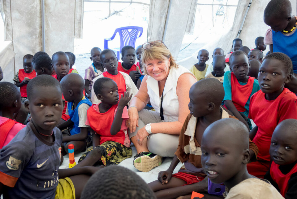 Redd Barna var en inntektsvinner i fjor, og regjeringens satsing på utdanning i kriseområder var en av grunnene. Her besøker generalsekretær Tove Wang en midlertidig skole i urolige Sør-Sudan. Foto: Redd Barna Redd Barna var en inntektsvinner i fjor, og regjeringens satsing på utdanning i kriseområder var en av grunnene. Her besøker generalsekretær Tove Wang en midlertidig skole i urolige Sør-Sudan. Foto: Redd Barna