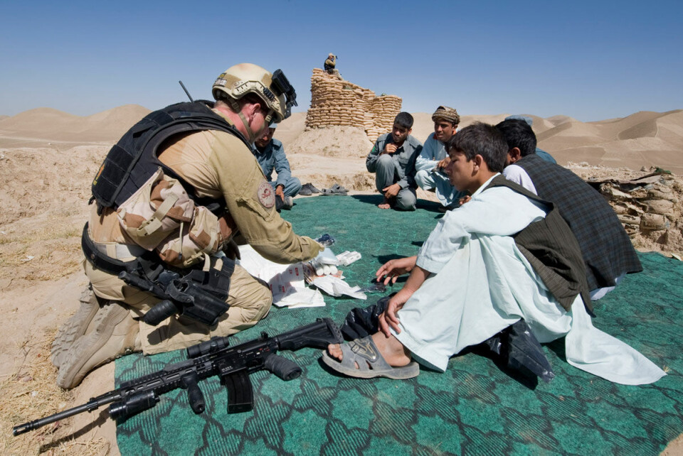 Norske politifolk, finansiert av norsk bistand, lærer politimenn og politirekrutter grunnleggende førstehjelp iAfghanistan i 2011. OECDs regelverk presiserer at opplæringen må ha et sivilt formål. Foto: Ken Opprann