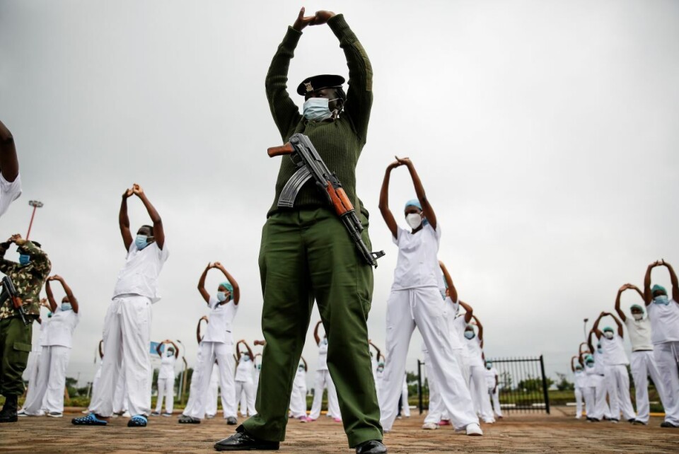 En politikvinne utstasjonert ved Kenyatta-sykehuset danser zumba sammen med sykepleierne 17. mai i år. Folk i Nairobi kan glede seg over at presidenten har bebudet gradvise lettelser i egen bevegelsesfrihet. Foto: Brian Inganga / AP Photo / NTB scanpix