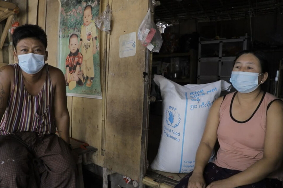 Khin Le Swe og ektemannen bor i en uformell bosetting i utkanten av Yangon. Hun forteller WFP at familien nylig flyttet fra landsbygda, fordi de ikke klarte å skaffe seg et levebrød der. Nå kjører ektemannen motorsykkeltaxi, men inntektsgrunnlaget er kraftig redusert den siste tiden. - Før brukte vi fem tusen kyats på mat per dag. Dét har vi ikke råd til lenger. Nå må vi hoppe over måltider og spiser den samme maten over to dager, sier Khin Le Swe. Foto: WFP Khin Le Swe og ektemannen bor i en uformell bosetting i utkanten av Yangon. Hun forteller WFP at familien nylig flyttet fra landsbygda, fordi de ikke klarte å skaffe seg et levebrød der. Nå kjører ektemannen motorsykkeltaxi, men inntektsgrunnlaget er kraftig redusert den siste tiden. - Før brukte vi fem tusen kyats på mat per dag. Dét har vi ikke råd til lenger. Nå må vi hoppe over måltider og spiser den samme maten over to dager, sier Khin Le Swe. Foto: WFP
