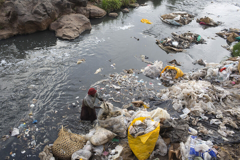 Plastavfall er et stort problem i Nairobi. Det har bidratt til at kenyanske myndigheter nå velger å forby plastposer. Foto: Siegfried Modola / Reuters / NTB Scanpix