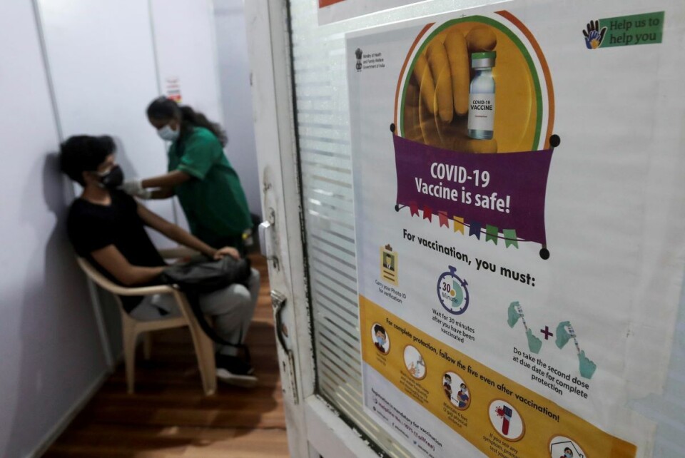 USAs endrede patentholdning kan bli sentral i den globale kampen mot pandemien, mener Norsk Folkehjelp og Redd Barna. Her et vaksineringssenter i Mumbai i smitteherjede India. Foto: Rafiq Maqbool / AP / NTB