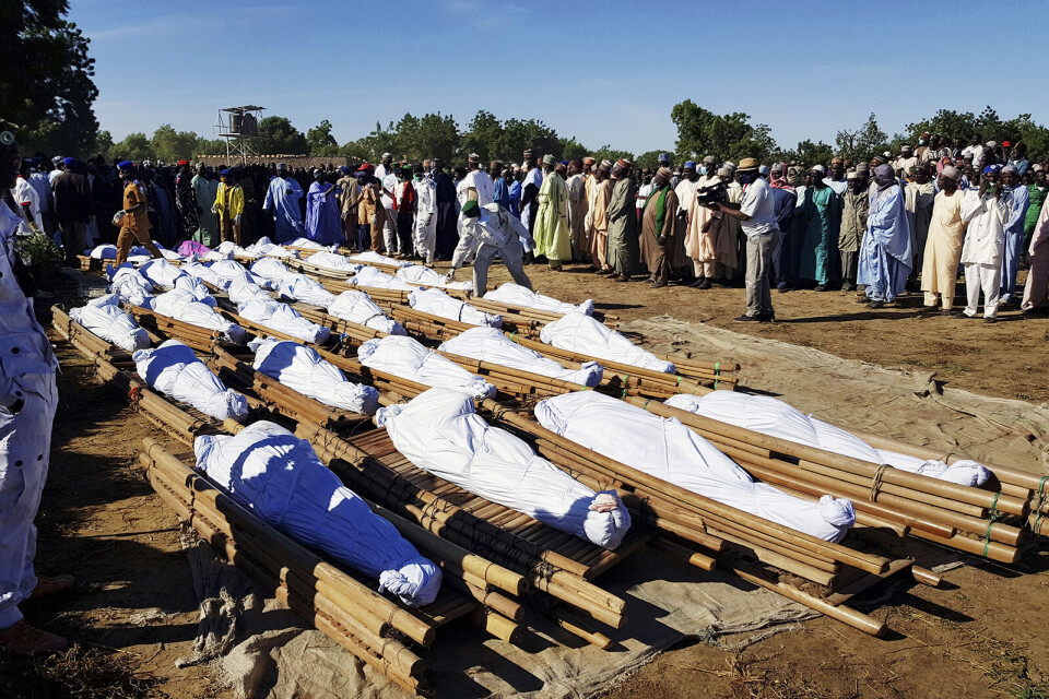 Menn samlet for å ta farvel med ofrene for et angrep utført av opprørere i Borno i Nigeria i november i fjor. Volden i delstaten er noe av det Norge har uttrykt bekymring for det siste året. Foto: Ahmed Kingimi / Reuters / NTB