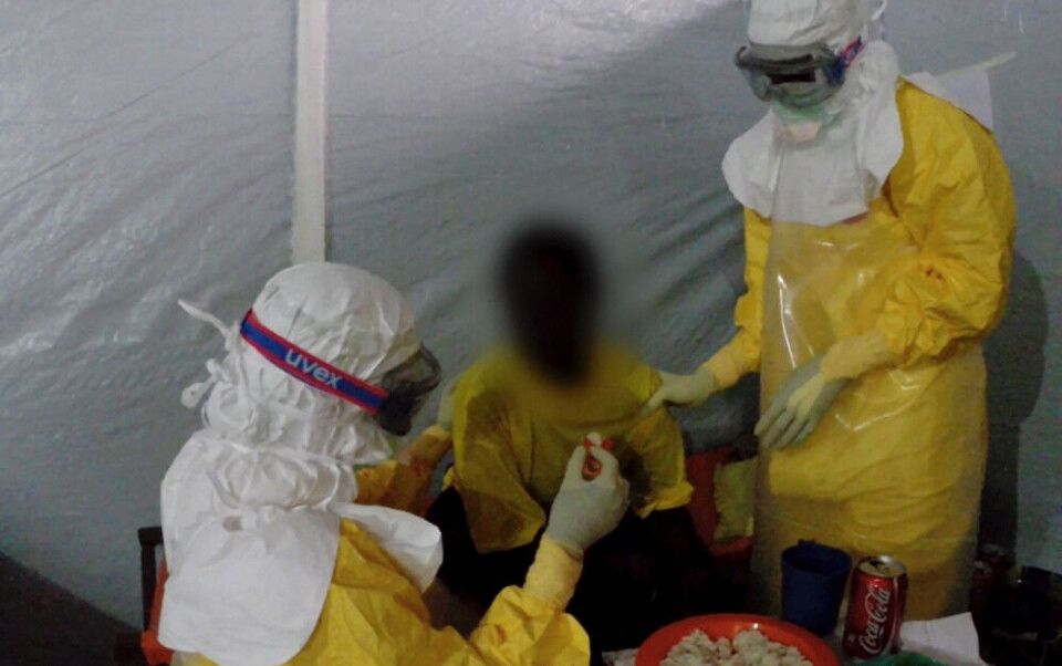 I et midlertidig oppsatt sykehus i Guéckédou i Guinea jobber MSF med å identifisere hvem som er smittet. To adskilte bygninger huser de som venter på prøveresultater, og de som allerede har fått påvist det svært dødelige ebola-viruset. Foto: Joffrey Monnier / Leger Uten Grenser