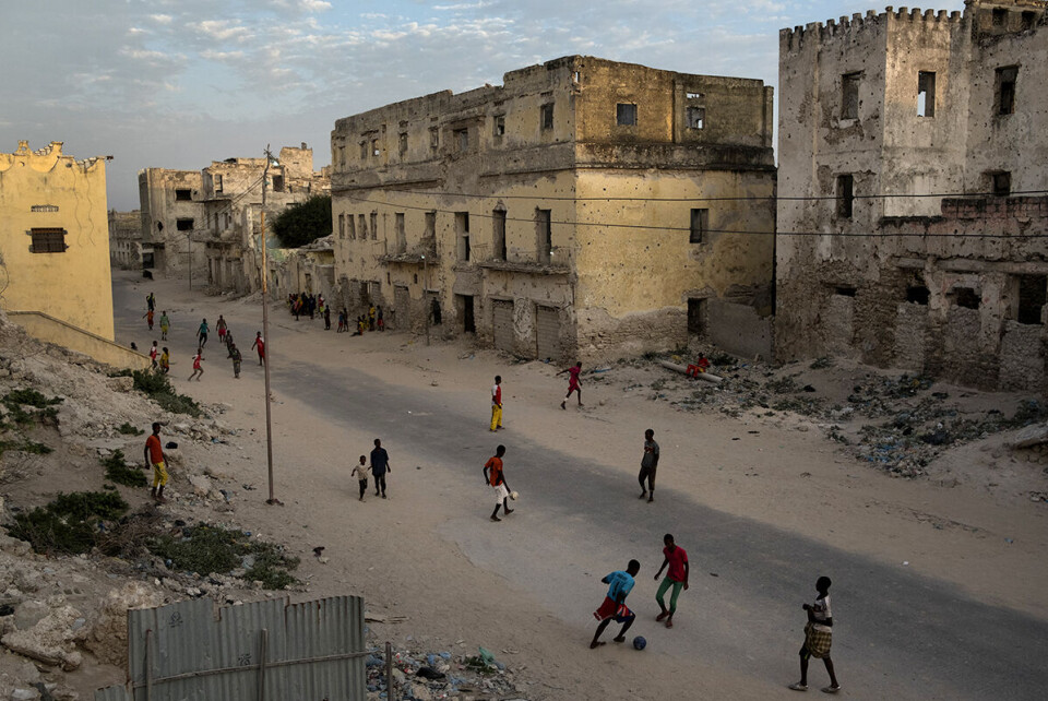 Etter tiår med konflikt og nå tørken som har rammet mer enn halve befolkningen, står Somalia overfor enorme utfordringer. Men Michael Keating, FNs generalsekretærs spesialutsending for Somalia, er optimistisk for landets framtid. En gruppe gutter spiller fotball i et nabolag i Mogadishu. Foto: Tyler Hicks / New York Times / NTB Scanpix
