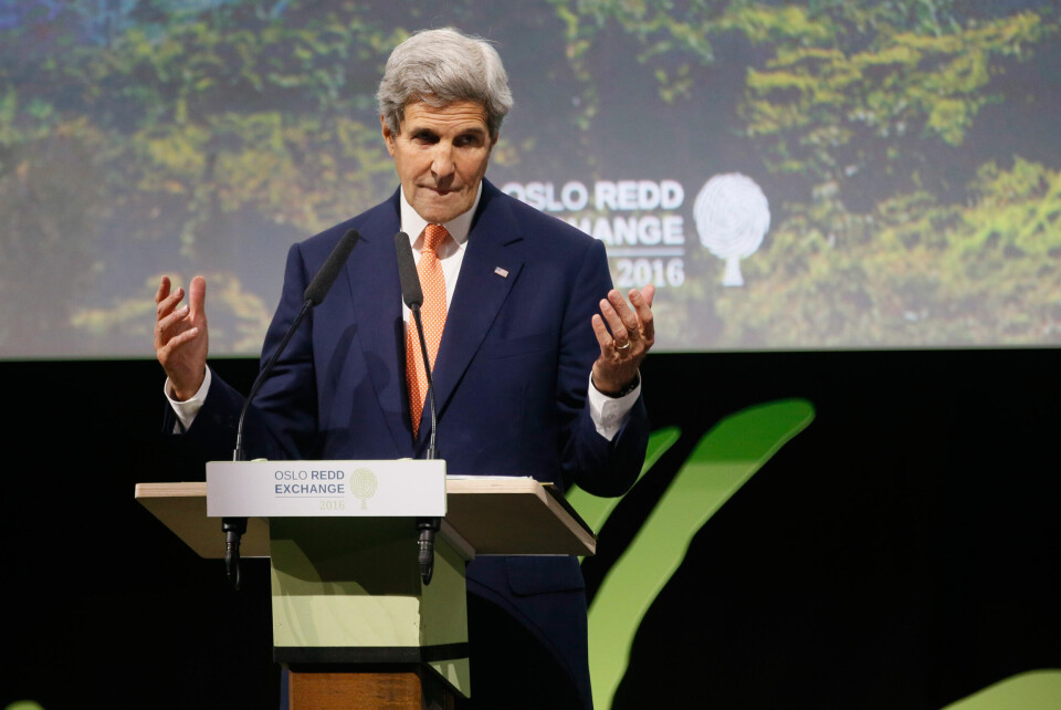 Klima- og miljøminister Vidar Helgesen (H) og USAs utenriksminister John Kerry signerer felleserklæring om klima og regnskog. Foto: Cornelius Poppe / NTB scanpix