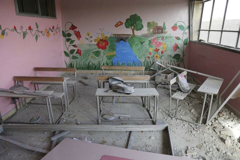 FN mener at et angrep utført av syriske regjeringsstyrker på en landsbyskole Idlib-provinsen i oktober i fjor representerer en krigsforbrytelse. Bildet, som viser en ødelagt skole i en forstad til Damaskus, er ikke relatert til angrepet som er omtalt i rapporten.