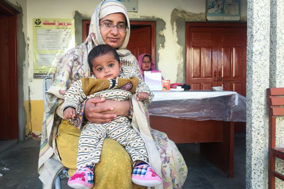 Gravide Mehreen Bibi er avhengig av en gratis helseklinikk drevet av en frivillig organisasjon i hennes egen landsby. Men de siste to månedene har hun ventet på en lege som aldri kommer. Organisasjonen er rammet av nedskæringer. Foto: Aamir Saeed